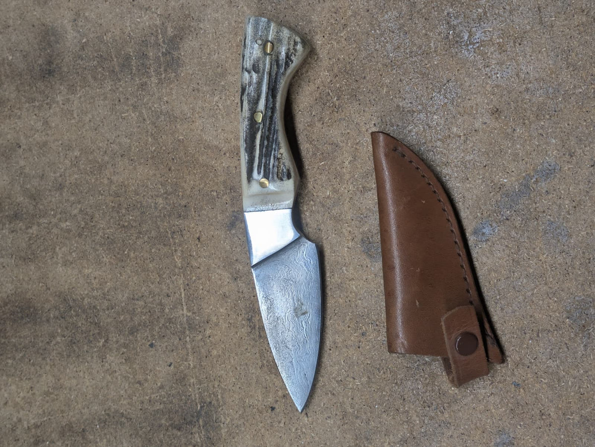 Altes Jagdmesser Damast, inkl. Lederschüppi